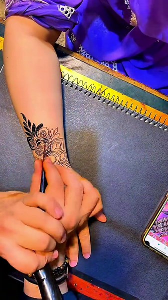 ✨ Khilji Fusion Party Mehndi ✨ Is design ki complete detailed video TikTok par available hai 🎥 Jahan aap is mehndi ko step by step seekh sakte hain — from basic lines to final finishing 🖌️✨ Ek side classic Khilji style aur dusri side modern trending design ka beautiful fusion create kiya gaya hai, jo aapki skills ko next level tak le ja sakta hai 💯 Agar aap bhi mehndi ko professionally seekhna chahte hain, to hamare online & physical mehndi courses available hain — jahan aapko basic se le kar