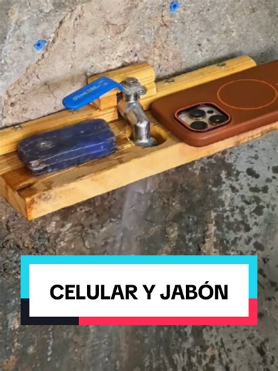 Con unos pedazos de madera creó un práctico soporte para el celular y el jaboncillo justo al lado de la pila. Una idea sencilla y muy útil para el hogar. ¿Lo harías? #tips #ideas #hogar #madera #diy #inventos #trucos #ingenio #manualidades #aprende