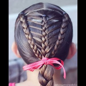 4.5K views · 115 reactions | HAIR TUTORIAL of the Feathered Arrow Braid ~ I was hoping that this style got the most votes ;). This style took me 10 minutes to do, so it really is not that difficult once you get the hang of it. The trick is to use elastics and start with ponytails! YouTube tutorial will be up soon :). Happy Saturday to all! @peinadosvideos #peinadosvideos | Brown Haired Bliss | Facebook
