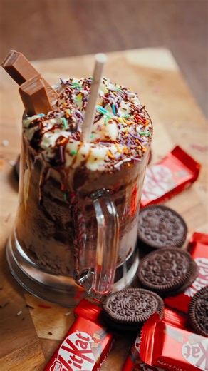 This KitKat Oreo Milkshake Is Insane 😍🍫 Ingredients: KitKat, Oreo biscuits, fresh milk, Chocolate syrup, Whip Cream, Sprinkles. #milkshake #oreo #kitkat #chocolatedrink #dessertdrink