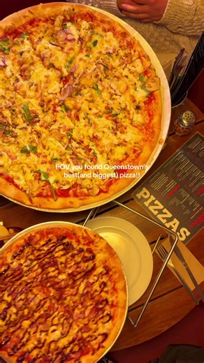 @Fat Badgers Pizza The most iconic Queenstown spot you need to try!! Fat Badgers pizza is one of QT’s og pizza spots — right in the heart of town (33 Camp st) and open late, so it’s perfect for grabbing a bite after a big day out 🍕 their large pizzas are iconic (literally the largest pizza here) and can easily feeds 3–4 people (don’t let the price scare you, it’s basically dinner for the whole fam) Love that they make the dough fresh in-store every day (and so fun to watch). They’ve also got so