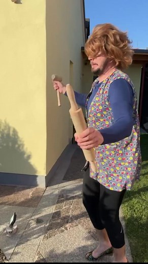 Na Tóna nikto siahať nebude! 🔥 Čo si to o sebe myslí tá nová suseda, keď ty máš v ruke oveľa lepšie zbrane ako ona? #parody