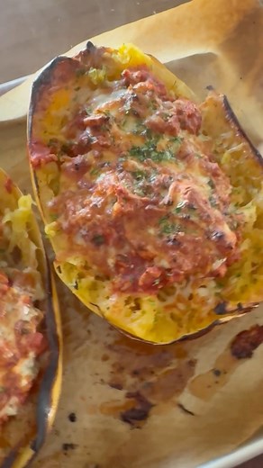Quand on parle d’un plat réconfortant; courge spaghetti gratinée 😋 le lien vers la recette est dans la section des commentaires 😘 | Bob le Chef