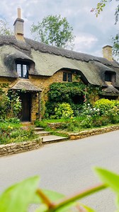 Lost in a Cottage Fairytale in Chipping Campden 🌳✨🌹 🎞️ @huyenjamin____hailwood 📌 Save for your travels to England 🏴󠁧󠁢󠁥󠁮󠁧󠁿 📍Chipping Campden is a small market town within the Cotswold district of Gloucestershire, England with Broad Campden close by. #beautifuldestinations #home #cottage #smarthouse #fairytale #housing #gardens #home #passivehouse #TinyHouseMovement #cottagelife #travelstoke #travelcommunity #travelguide #lifeisgood #homegarden #beautiful #photosofbritain #homereel #li