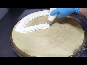 日本で唯一の赤と青のWホイップクリームを組み合わせたスペシャルなクレープ