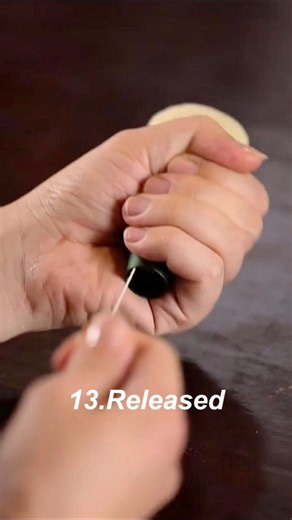 The moment it breathes. In Part 2 of our brush-making journey, the shaped fiber meets its green ferrule—pressed into place, then released from its binding thread. This is not assembly. It’s a quiet ritual: shaved, tubed, pressed, released, shaped, measured— all by hand, with no machines involved. ▶️ Watch the 18-second process. 🔊 Sound ON to hear the thread snap and fibers sigh. — Materials used in this series: • White synthetic bristles (soft, durable, no animal hair) • Green anodized aluminum