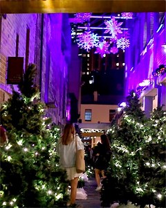 We're feeling all the snuggly festive vibes at The Rocks! Get in the holiday spirit at The Rocks Markets, which is teeming with locally handcrafted goodies, yummy treats and a Pop-Up Christmas Bar! 🍭🎁 Also don't miss the hidden laneway, which has been transformed into a frosty wonderland. ⛄️ On now until this Sun, 22 Dec. #ilovesydney #SydXmas 📍 The Rocks, Sydney | Sydney.com