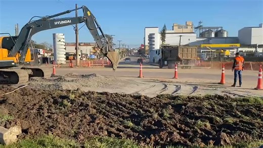 🟠 REPORTAGEM PRIMOVE 🛑 ATENÇÃO: confira o andamento das obras na BR-116, rótula de acesso norte à Camaquã. O trânsito está parcialmente bloquado no local. Para mais informações, acesse: clicamaqua.com.br | Clic Camaquã