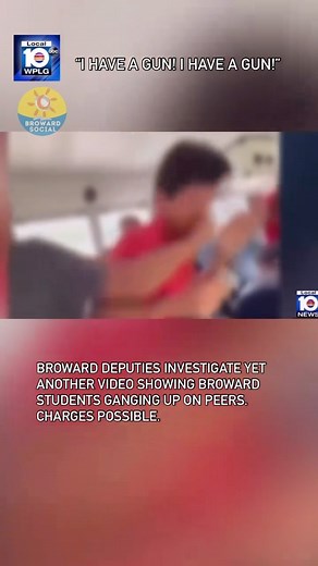 𝗕𝗿𝗼𝘄𝗮𝗿𝗱 🔆 𝗙𝗼𝗿𝘁 𝗟𝗮𝘂𝗱𝗲𝗿𝗱𝗮𝗹𝗲 on Instagram: "‼️“I HAVE A GUN!”‼️ Alarming new video shows a group of young students ganging up on a peer in North Lauderdale. The Broward Sheriff’s Office is investigating the incident, which involved both middle and high school students. The fight broke out next to Silver Lakes Middle School. The video includes talk about someone taking the victim’s chain. The crew quickly scattered when deputies moved in after concerned neighbors called BSO. “I