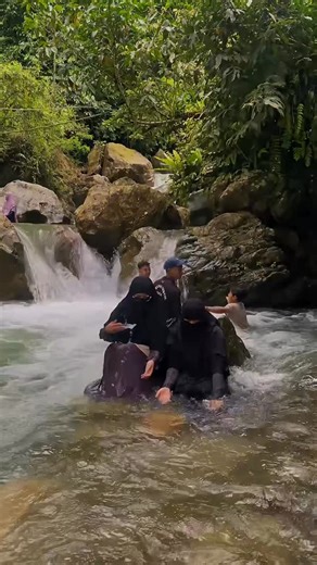 trekkingsentul (bgs) on Instagram: "Selamat pagi Siapa bilang trekking gak bisa pake baju syar’i…? Sini ngumpul biar Mimin kasih paham# Happy weekend Kebersamaan bareng sahabat adalah moment yang berharga bisa tertawa bersama melepas penat pergi ke alam explore air terjun di sentul dengan air terbening, sebening kaca berwarna biru alami tanpa filter Sudah banyak sebliti-selebriti yang memakai jasa kami jadi jangan khawatir jaminan pelayanan bagus boleh cek propile Instagram kami @bgstrekkingsent