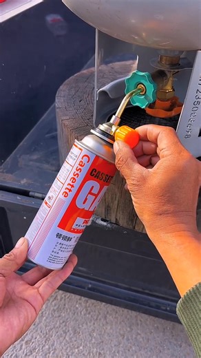 Refill Gas Canisters Easily 🔄 Stop throwing away empty small gas canisters! With this smart refill adapter, you can easily refill a small tank using a larger one. Just attach the adapter, flip the tank, clip the small canister, and open the valve — the hissing sound means it’s filling up. When the sound stops, it’s full. A simple trick that saves money and makes your gear last longer. Perfect for camping, outdoor cooking, or emergency use! refill gas canister, gas tank adapter, camping gear hac