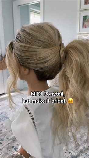 Bridal MIDI Ponytail, new tutorial available in my online bridal hair training program. 🤗 Learn how to get volume in the crown and ponytail! #hairtok #onlinehairclass #weddinghairtutorial #weddinghairstylist #ponytailhairstyle #weddinghairinspo