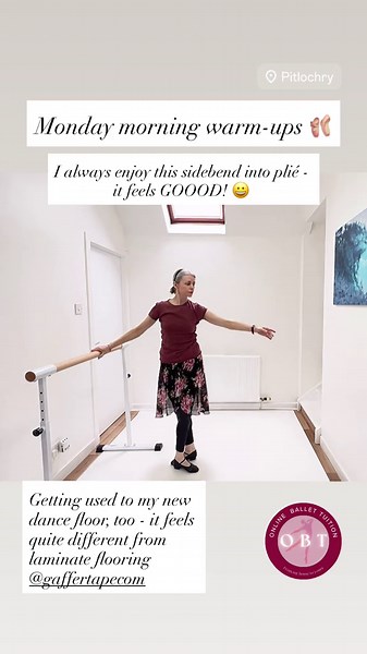 Monday morning warm-ups before my first online ballet class of the week 🩰 . . #dancer #onlineballet #ballettok #mondaymotivation #balletclass