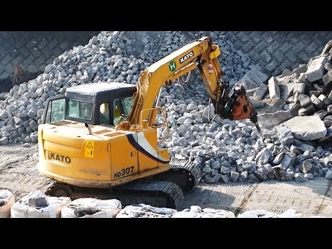 これから何万個砕くのだろうか、、ショベルカー ドリルで石を粉砕｜アイオン﻿｜工事現場｜はたらくくるま