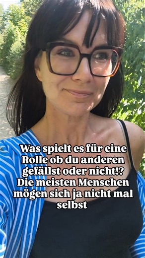 Binia✨ alkoholfreies Mamaleben on Instagram: "Ok ...ab heute: Selbstliebe zuerst!! Ich sag dir jetzt, warum es egal ist, ob du anderen gefällst...oder nicht. Mögen die mich? ​Diese Frage hat mich lange beschäftigt – besonders seit ich alkoholfrei lebe und mich als Mutter und Frau nochmal komplett neu definiere. ​Früher habe ich mich oft angepasst. Habe getrunken, um "dazuzugehören" oder um die anstrengenden Seiten des Mama-Seins zu betäuben. Ich wollte die "coole" oder "perfekte" Version von mir