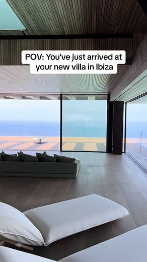 Chegando na sua nova villa em Ibiza