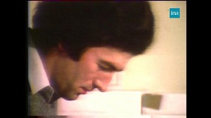 👅💧 LES ROIS DE LA LECHE 👅💧. Saviez vous qu’en 1981, des employés postaux pouvaient coller jusqu’à 1000 timbres à l’heure… avec leur langue ? Ces champions de la salive transformaient chaque enveloppe en œuvre d’art, une à une, avec une précision et une endurance dignes des plus grands athlètes. Une carrière alléchante ? #laposte #timbre #philatelie | INA