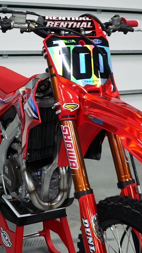 Mesmerizing Holographic Chrome Honda Showcase