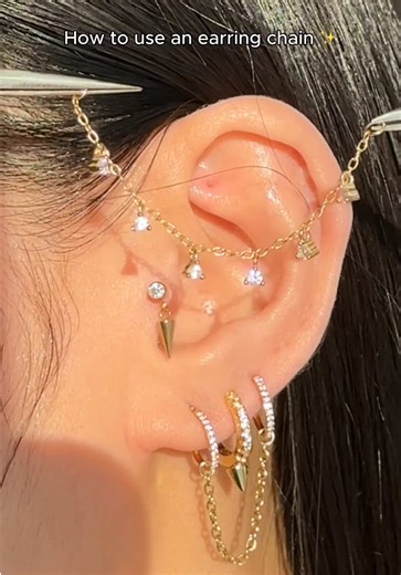 How to use a chain earring to instantly tie your whole ear stack together ✨ The secret? Anchor one side in your helix and the other in your forward helix or second lobe. It instantly makes your stack look intentional, elevated, and styled — not random. No extra piercing? No problem. Use our Glitter Ear Cuff to connect the other side of your chain and fake the second placement effortlessly 😉 In this video: 💧 Raindrop Chain | 40mm chain length ✨ Glitter Clicker Hoop | 8mm diameter | 16G ✨ Glitte