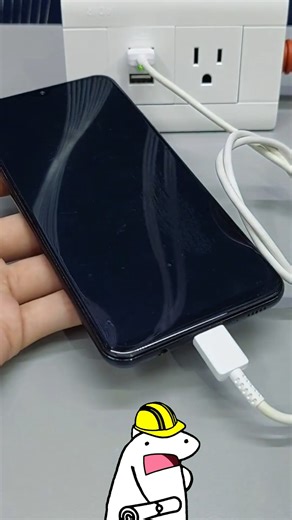 Guía Electricidad Domiciliaria on Instagram: "📱🔥 Por esto tu toma USB se quema rápido. El error es ignorar la polaridad. Crees que como es corriente alterna "da igual" el orden, pero el módulo USB tiene electrónica interna sensible que sufre si inviertes los cables. ❌ La solución es Respetar el Código de Bornes. ✅ Mira la técnica: Fase (Línea): Va obligatoriamente en el tornillo Dorado o marcado con "L" (Hot). Neutro: Va en el tornillo Plateado o marcado con "N" (Neutral). Si los cruzas, el ci