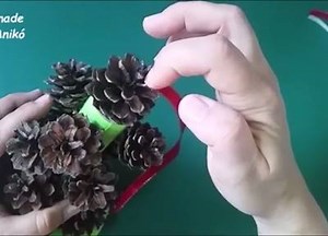 DIY pine cone Christmas TREE By: Handmade with Aniko | MetDaan DIY