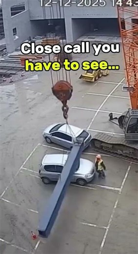 Crane Almost Crushes Car – Watch This Near-Miss!