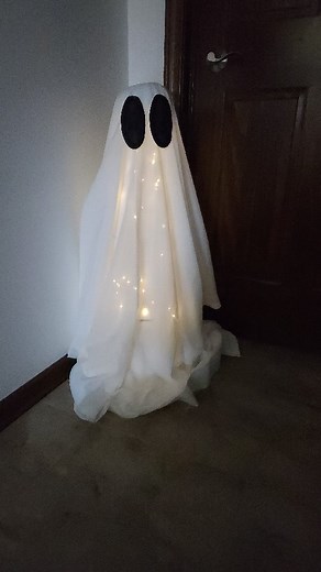 The cutest, easiest ghost to make for Halloween. 👻 I've seen this trend all over and I wanted to try it using only items I had at home. So this ghost cost me $0 Here are a few tips. ⭐️Find a tomato cage in your garden or garage. ⭐️ Use something round for the top. A foam ball or pumpkin will do. Secure it with a rubber band or zip ties if you need to. ⭐️Cover with anything white; a sheet, tablecloth, curtain, anything! ⭐️Stick on some black eyes. Paper, felt, fabric, or just color them onto the