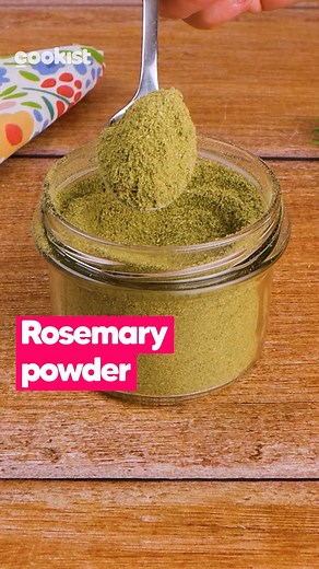 🪴 You only need some rosemary sprigs to make a super-easy, scented powder that is fantastic for flavoring your dishes! 😍 👉INGREDIENTS 8 sprigs of Rosemary 👉METHOD 1. Take rosemary sprigs and wash it in a bowl. Dry it well with the cloth. 2. Take each sprig of rosemary from the tip and, going counter-clockwise, remove all the needles with two fingers, throwing away the central branch. 3. Place the rosemary needles between two pieces of baking paper and dry in the microwave for two minutes. 4.