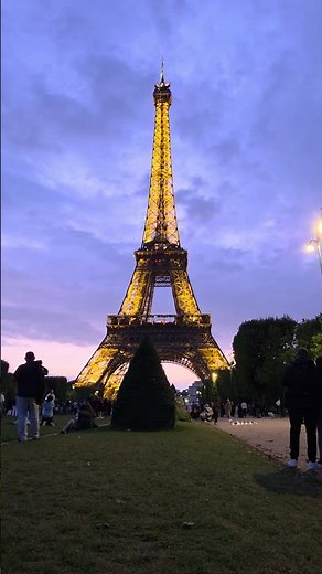 Eiffel Tower Sparkle at Night (4K)
