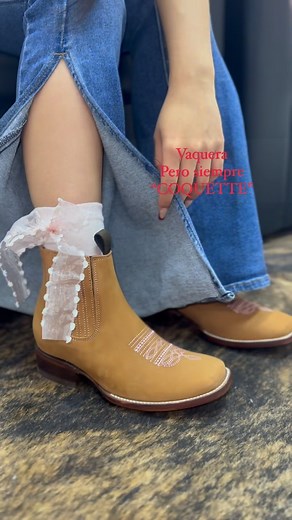 Siempre “COQUETTE” 💕🤠 #coquette #moños #rosa #botines #cowgirl | Reyes Boots