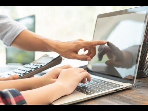 Apprendre à saisir des majuscules sur un clavier d'ordinateur