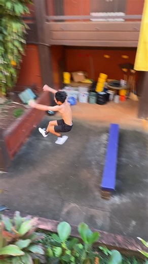 liam kim on Instagram: "spliced the better parts of two runs, got the big pre at the start must be faster next time #apexspeedrun #apexmovement #parkour @apexspeedrun"