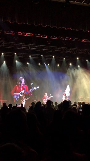 Lana Del Rey invited Julia Jacklin on stage to sing 'Don't Know How To Keep Loving You' and life will never be the same again. | Mushroom