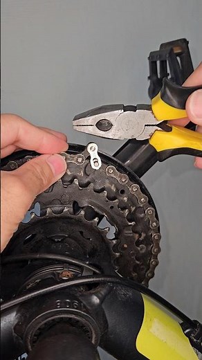How to remove a chain quick link without special tool #mtb #bycycle #bikehack
