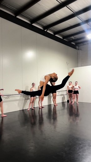 RowBoat. GIRL. This is nuts⚡️ @mea #danceprescription #jazztechnique #dancer #flexibility #aus #viral