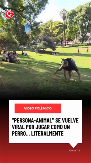 😅 EL EXTRAÑO FENÓMENO THERIAN: CUANDO LA IDENTIFICACIÓN CON UN ANIMAL LLEGA AL PARQUE Y A LAS REDES En las últimas horas, un video que muestra a un therian —persona que se identifica internamente como un animal no humano— jugando e interactuando con un perro en un parque se ha viralizado, presentándose como una prueba del "fuerte vínculo entre los animales". 🐕🤔 La escena, que muchos han encontrado entre conmovedora y surrealista, revive el debate sobre esta subcultura que define su identidad 