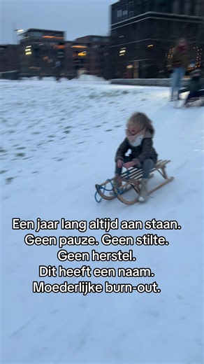 1.\tDit wordt moederlijke burn-out genoemd. Het gaat niet om gewone vermoeidheid. Het gaat om uitputting op breinniveau. Dopamine en serotonine raken uit balans. Het brein maakt minder gelukshormonen aan. Een moeder kijkt naar haar kind en voelt weinig tot niets. Geen blijdschap, geen boosheid. Alleen leegte. \t2.\tBij vrouwen die langer dan een jaar nauwelijks rust ervaren, blijven de cortisolwaarden structureel verhoogd. Vergelijkbaar met langdurige stresssituaties. Het lichaam staat constant 