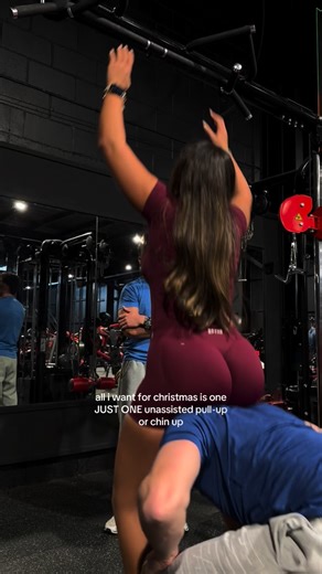 𝓩𝓪𝓻𝓪𝓱🐚🫧🐬 on Instagram: "pretty please with a cherry on top i heard santa said if you use code zarah on @dfyne.official you get money off x😝🤭 #dfyne #gym #dfyneathlete #explorepage✨ #gymgirl #gymfit #christmas #pullup"