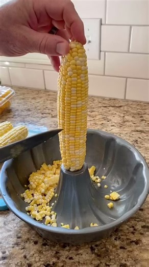 Here’s an easy way to cut your corn off the cob with no mess! Let me know if you’ve tried this before or if you have any hacks of your own 🌽 #allthingsmamma #easyrecipes #kitchenhack | All Things Mamma