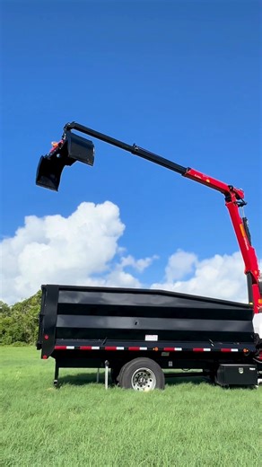 Quick demo of the PALFINGER EPSILON C70L Grapple Loader! No CDL needed! Ideal for municipalities, tree care, and waste handling. Heil of Texas #palfingerna #palfinger #grappleloader #palfingerepsilon #epsiloncrane #palfingerepsilon #grappletruck #treecare #wasteindustry #heavyequipment | PALFINGER