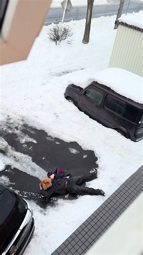 北海道の雨後のスケートリンク注意
