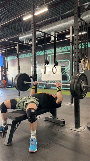 Bench press single at 195 pounds #crossfit one bench with 88 kilos powerlifting strength training