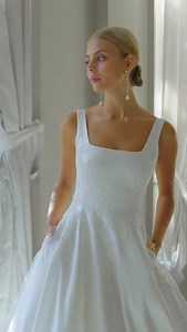 ♥️ Maravilloso ♥️ Modelo ANDY de la firma @airebarcelona . Ya lo tienes disponible en nuestra boutique🥰 ☎️📲 Solicita tu cita llamando al 672231632. ‼️‼️ Recuerda que Aura Novias & Fiesta sólo se encuentra en San Bartolomé, en Lanzarote. 💫 Una colección de más de 150 vestidos de novia de las mejores firmas del sector. Precios desde los 65€. 💫 Posibilidad de pagar tus vestidos en cómodas cuotas sin necesidad de papeleos. 💫 Asesoria profesional. | Aura Novias & Fiesta