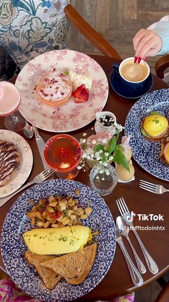 Gorgeous, Gorgeous Girls Brunch!🥂 An adorable NEW Breakfast & Brunch boutique restaurant @littlehen_ has just landed in Houston!!💕 #stufftodoinhouston #houstontx #explorehouston #houston #thingstodoinhouston #houstonhotspots #brunch #houstonbrunch #galentines