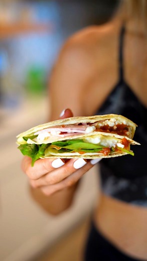 This low calorie egg wrap 😋 #weightlossrecipes #weightlosscoach #onlinefitness #weightloss | Caitlin Wilson