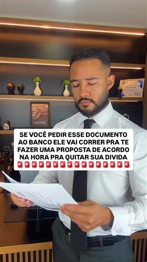 O banco não quer que você saiba disso‼️ Existe um documento que, quando você pede, o banco corre pra te oferecer acordo 🚀 Anota aí: é o “documento descritivo de evolução de dívida” ✍🏽 Ele mostra toda a trajetória da sua dívida: valores pagos, juros cobrados e como o banco está te enrolando. O Com esse documento em mãos, você ganha poder na negociação e pode conseguir até 90% de desconto. Por dois motivos: 1 - O banco quase nunca te entrega esse documento. Então, pra não serem processados só po