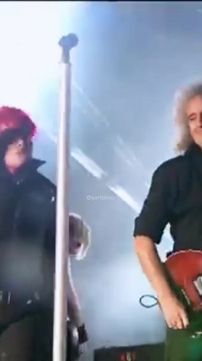 We Will Rock You (Queen Cover) Feat. Brian May @ Reading Festival - 2011