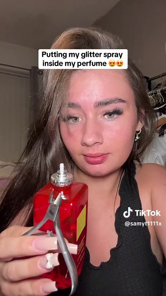 Mixing Glitter Spray with Perfume for Sparkly Effects