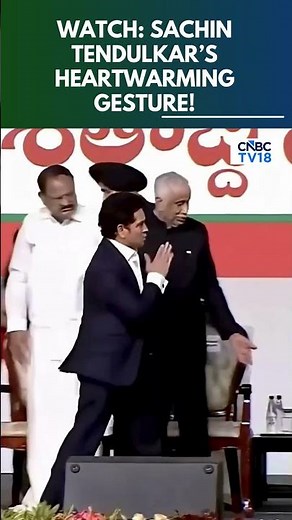 VIRAL MOMENT: Sachin Tendulkar Removes His Shoes Before Receiving Lord Venkateswara's Idol | N18S