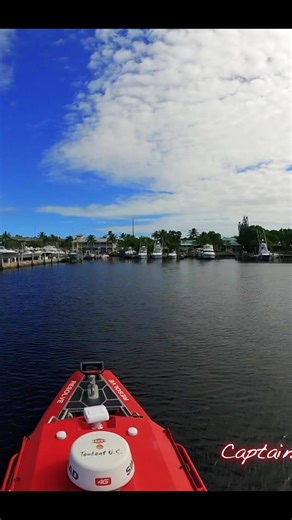Shuffling a 38’ Knowles Express around, and down some narrow canals. Just another day at the office.. #captainretriever #express #sportfish #boating #bostus #towing #towboat #docking #howto #likeaglove #professional #captain | Captain Retriever